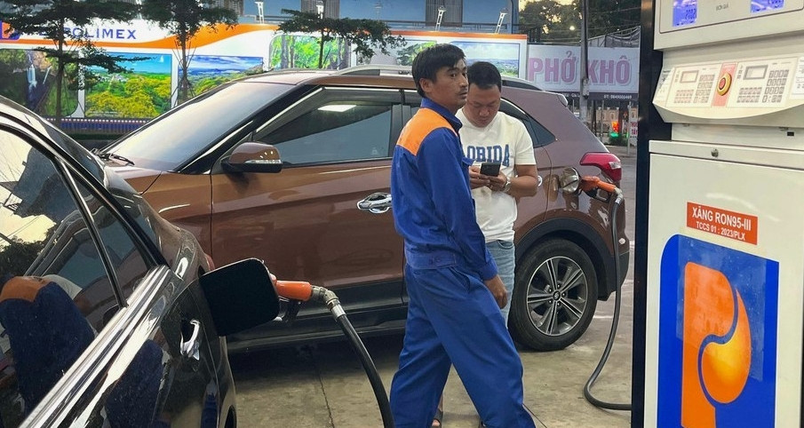 Đây là lý do tại sao bạn nên tắt máy xe khi đổ xăng