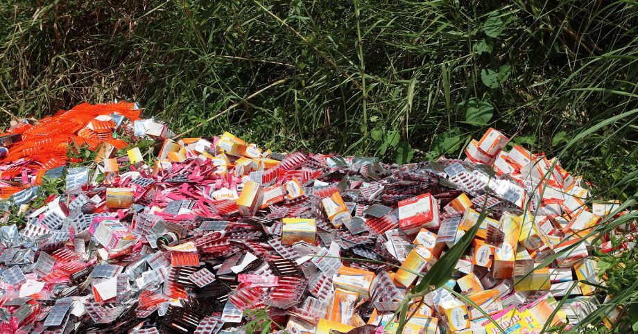 Điều bất thường khi thuốc, thực phẩm chức năng còn thời hạn vứt bỏ cả đống