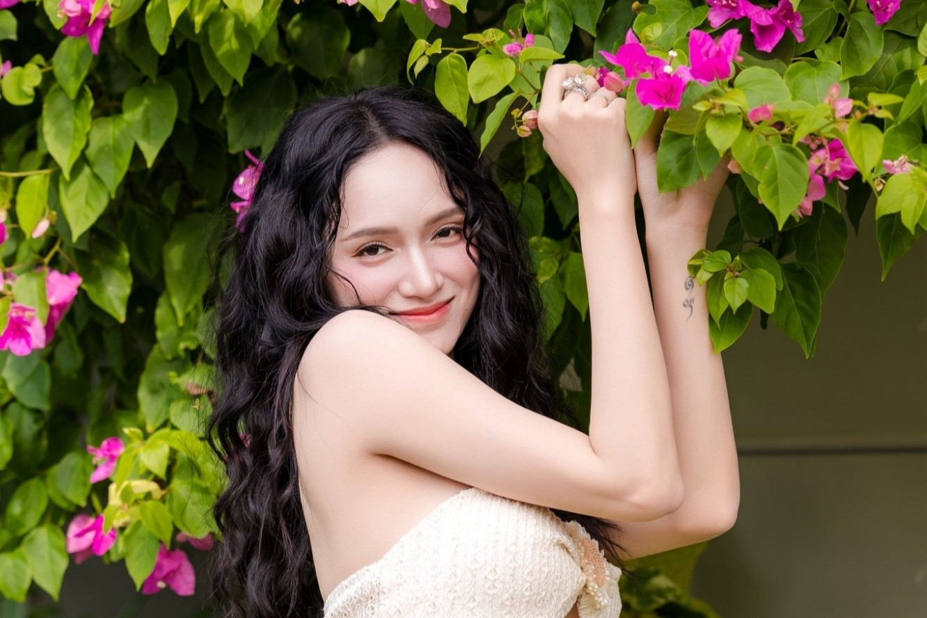Hoa hậu Hương Giang diện bikini nóng bỏng, NSND Việt Anh khoe được tặng quà