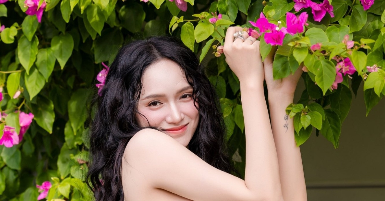 Hoa hậu Hương Giang diện bikini nóng bỏng, NSND Việt Anh khoe được tặng quà