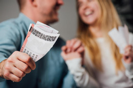 Người đàn ông trúng số gần 40 tỷ đồng sau khi làm trái ý vợ