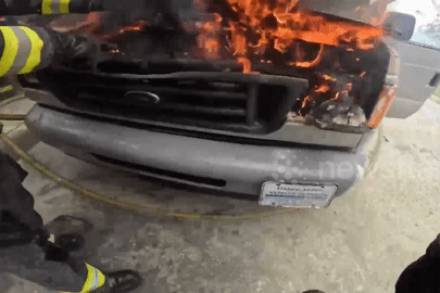 Nín thở xem cảnh sát giải cứu người ngồi xe lăn trong chiếc ô tô bốc cháy