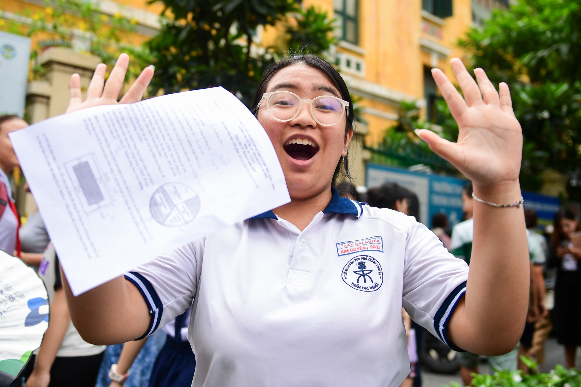 Nữ sinh thi lớp 10 ở TPHCM hô vang 'con được 10 điểm'