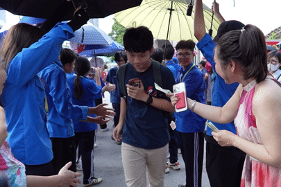 Phụ huynh 'xuống tiền' cả triệu đồng, thưởng nóng cho sĩ tử thi lớp 10 ra sớm