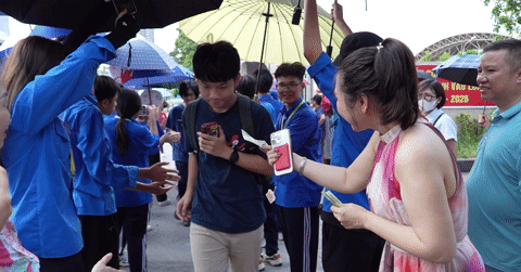 Phụ huynh “xuống tiền” cả triệu đồng, thưởng nóng cho sĩ tử thi lớp 10 ra sớm