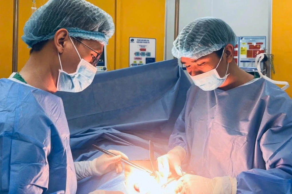 Cấp cứu nam thanh niên dập gan, đại phẫu thành bụng để bảo vệ nội tạng