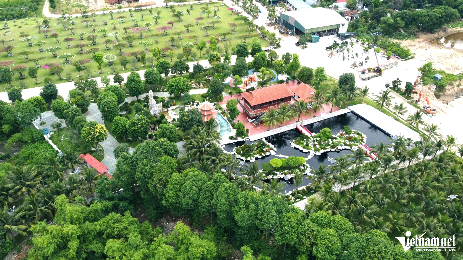 W-a2Xôn xao khu biệt phủ ngoài đê sông Mã giữa .jpg