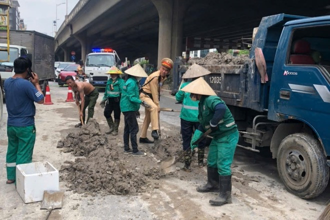 Truy tìm ô tô làm rơi bùn đất kéo dài hơn 100m ở Hà Nội
