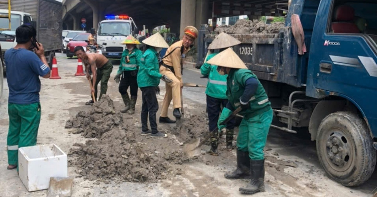 Truy tìm ô tô làm rơi bùn đất kéo dài hơn 100m ở Hà Nội