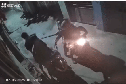2 thanh niên Hà Nội bị đuổi đến tận cổng, nhóm cướp bất ngờ với vật trong cốp xe nạn nhân