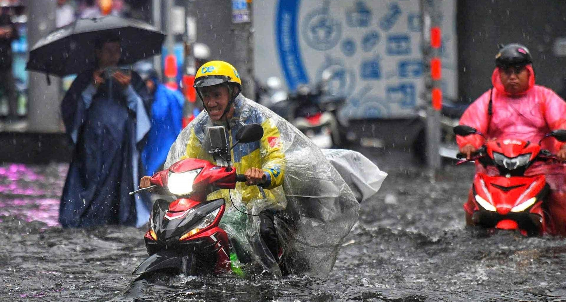 Dự báo thời tiết 9/6/2025: Miền Bắc mưa lớn dồn dập, cường suất đến 100mm/3 giờ