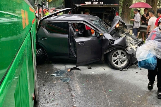 Bản tin chiều 8/6: Ô tô con bị xe khách kéo lê, biến dạng, đường lên Sa Pa tắc