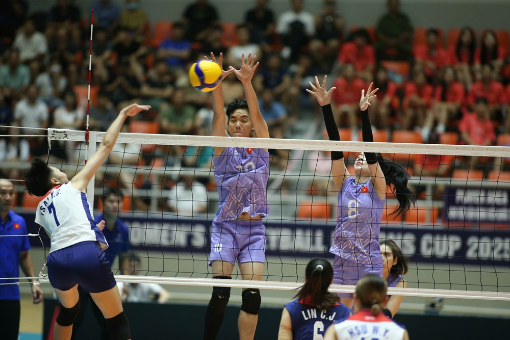 bong chuyen viet nam vs dai bac trung hoa 1.jpg