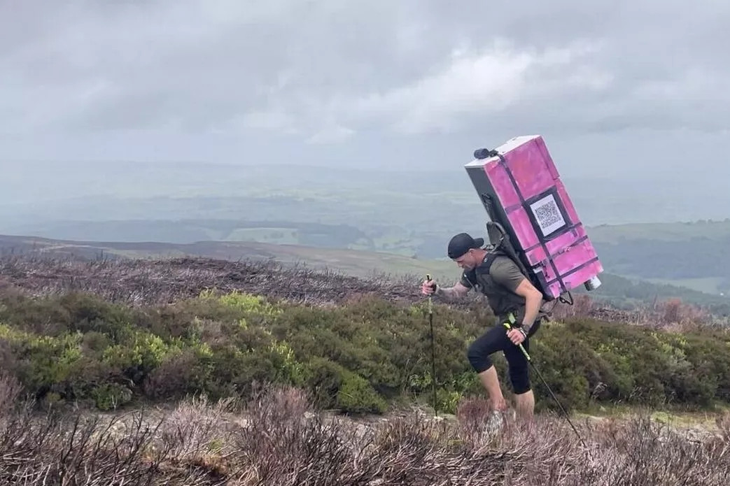 Chồng vác tủ lạnh nặng 36kg vượt quãng đường hơn 100km để tưởng nhớ vợ quá cố