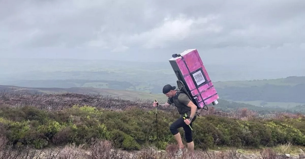 Chồng vác tủ lạnh nặng 36kg vượt quãng đường hơn 100km để tưởng nhớ vợ quá cố