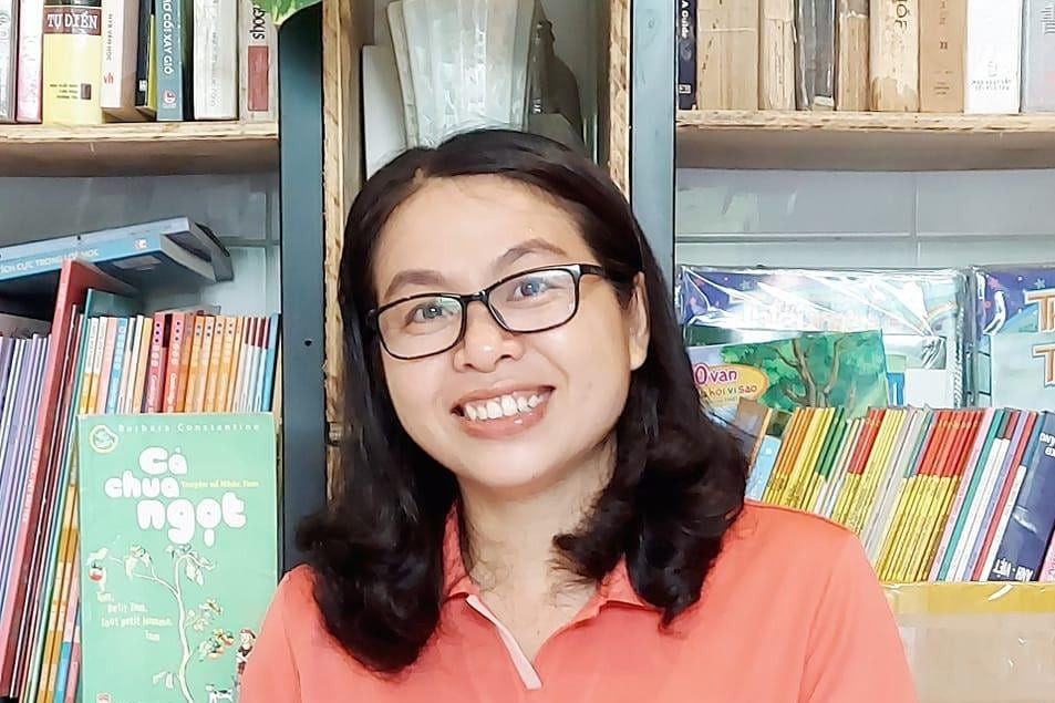 Cô giáo 'chạm sách'