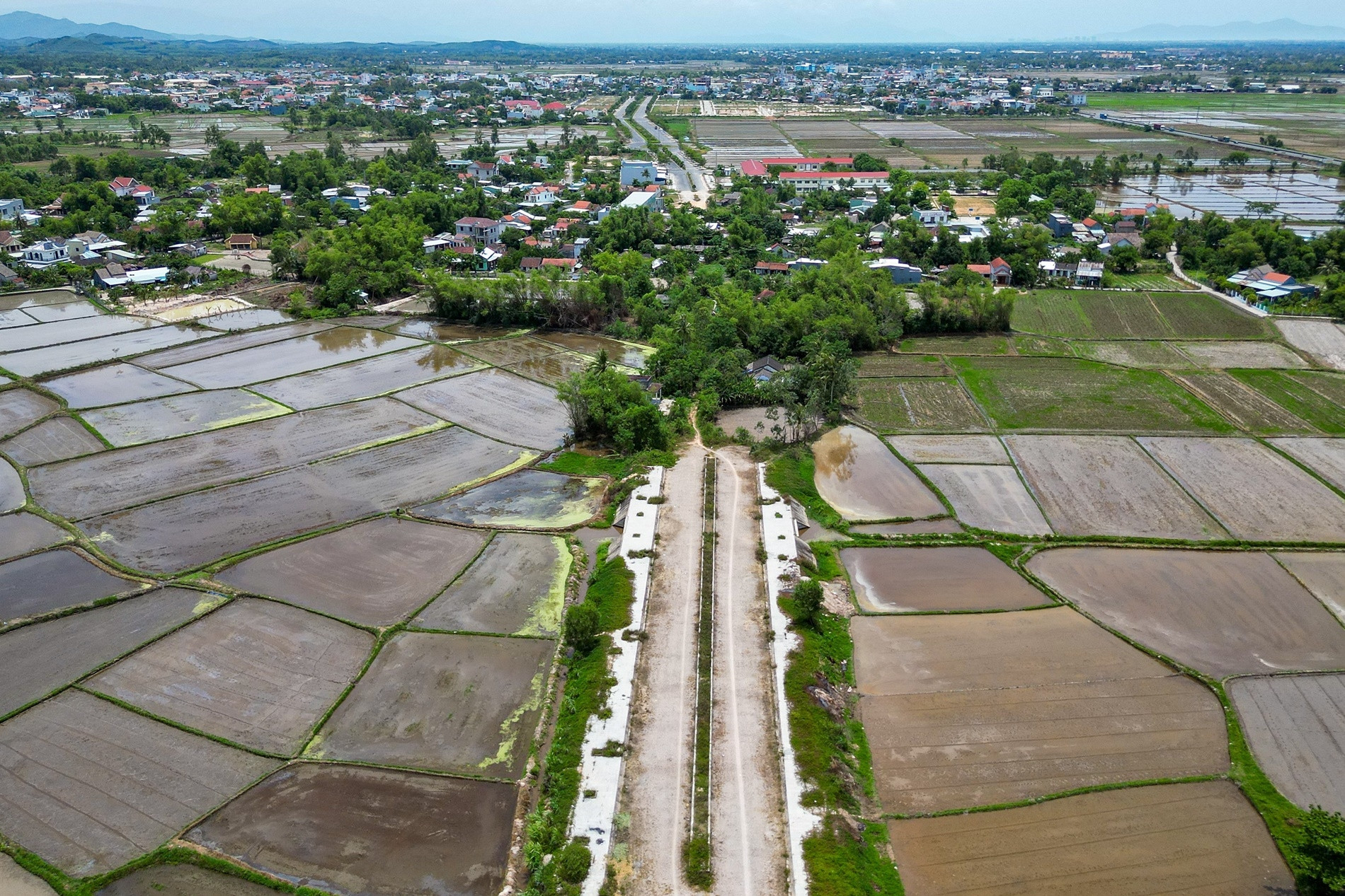 Đầu tư 82 tỷ đồng làm 2km đường gần 6 năm chưa có 'lối thoát'