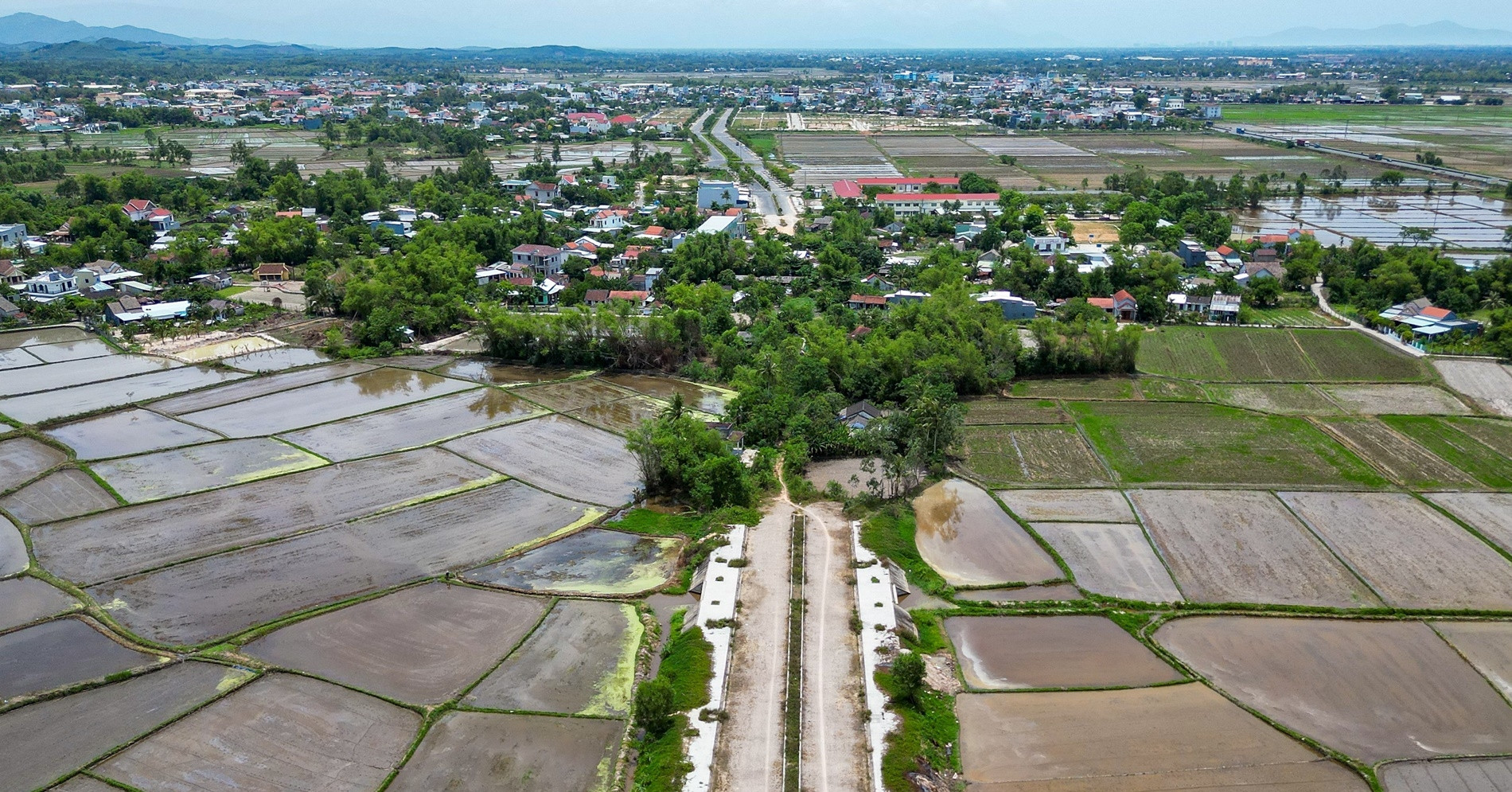 Đầu tư 82 tỷ đồng làm 2km đường gần 6 năm chưa có 'lối thoát'