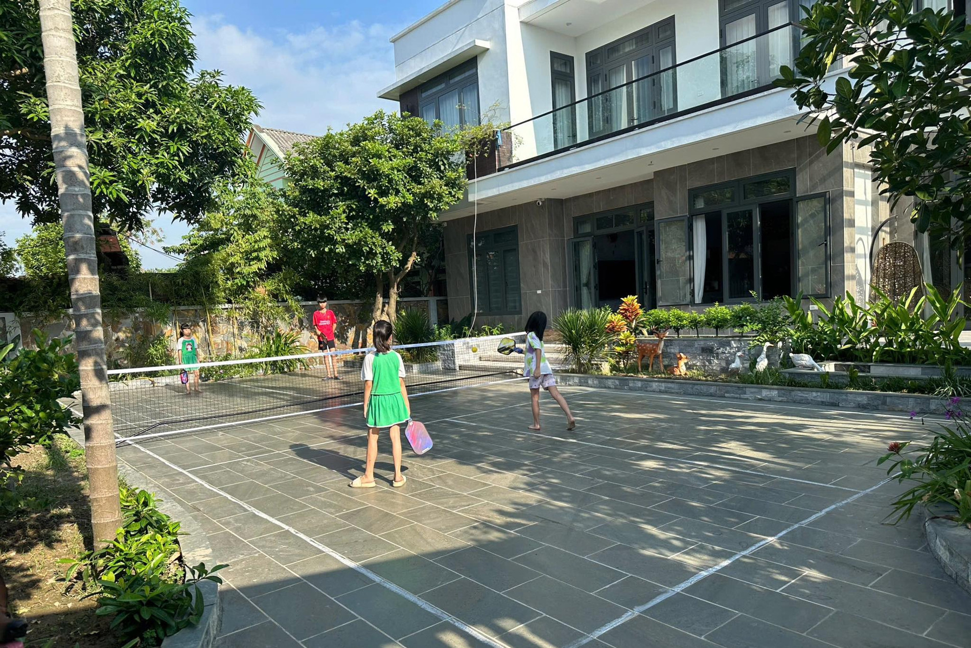Gia đình Hà Nội chi tiền tỷ, dựng chốn nghỉ dưỡng ở quê để các con 'có tuổi thơ'