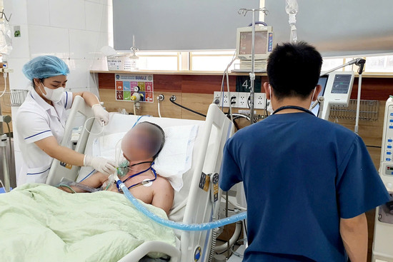Mua nhầm cồn độc hại để súc miệng, người đàn ông hôn mê sâu