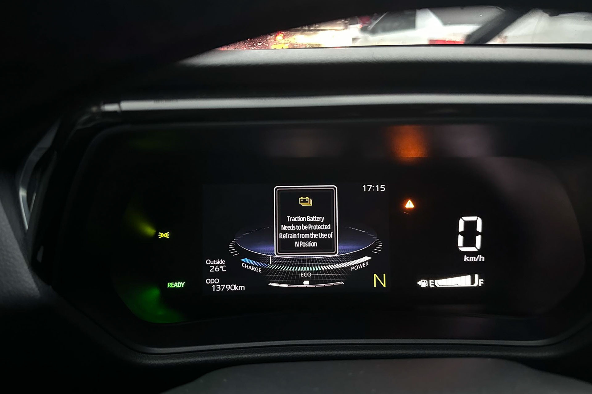 Người dùng xe hybrid tại Việt Nam nên từ bỏ ngay thói quen này khi dừng đỗ