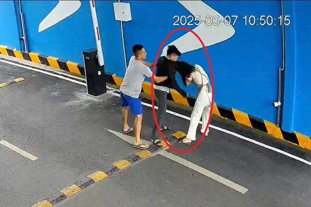 Người phụ nữ bị chồng cũ tìm đến tận chỗ làm túm tóc đánh liên tục vào mặt