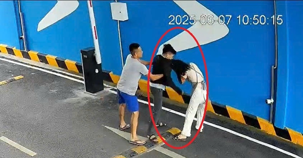 Người phụ nữ bị chồng cũ tìm đến tận chỗ làm túm tóc đánh liên tục vào mặt