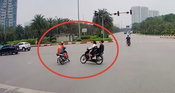 Nóng trên đường: Hai xe máy va nhau cực mạnh do lỗi phổ biến khi qua ngã tư