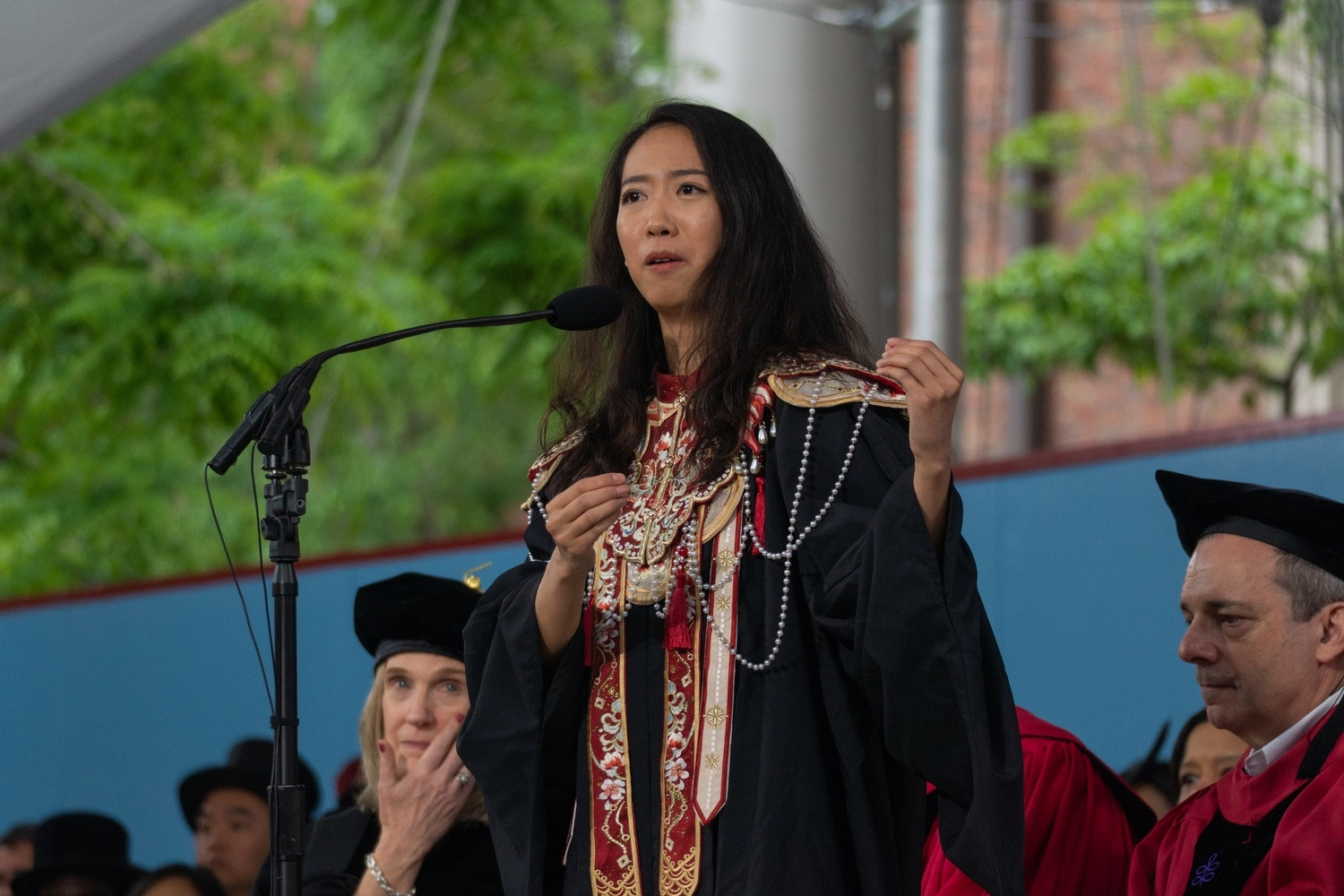 Phát biểu chấn động ở đại học danh giá, nữ thạc sĩ bị &apos;soi&apos; xuất thân giàu có