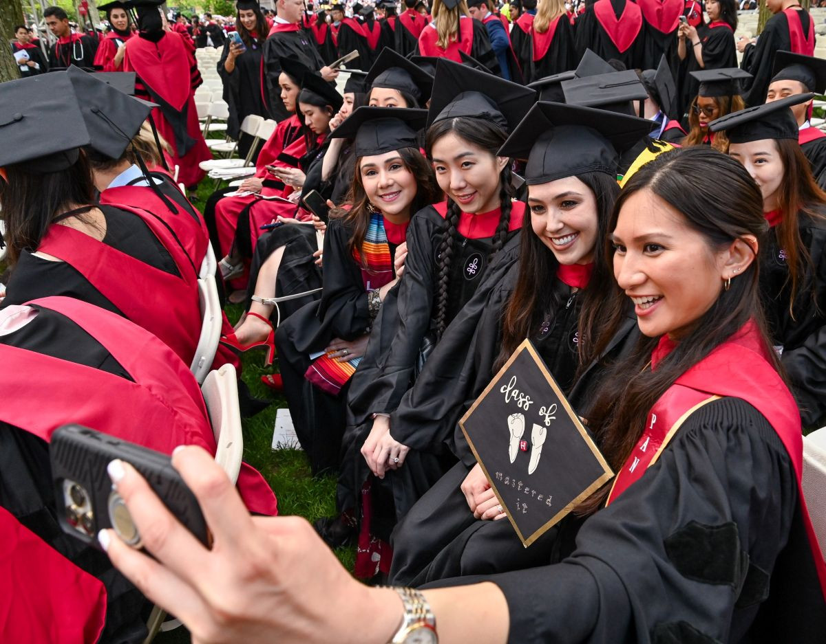 Sinh vien Harvard.jpg