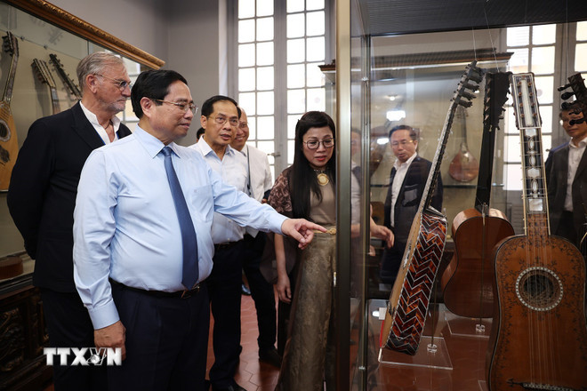 ttxvn-thu-tuong-pham-minh-chinh-va-phu-nhan-tham-bao-tang-lich-su-va-nghe-thuat-palais-lascaris-nice-phap-8079464-8.jpg