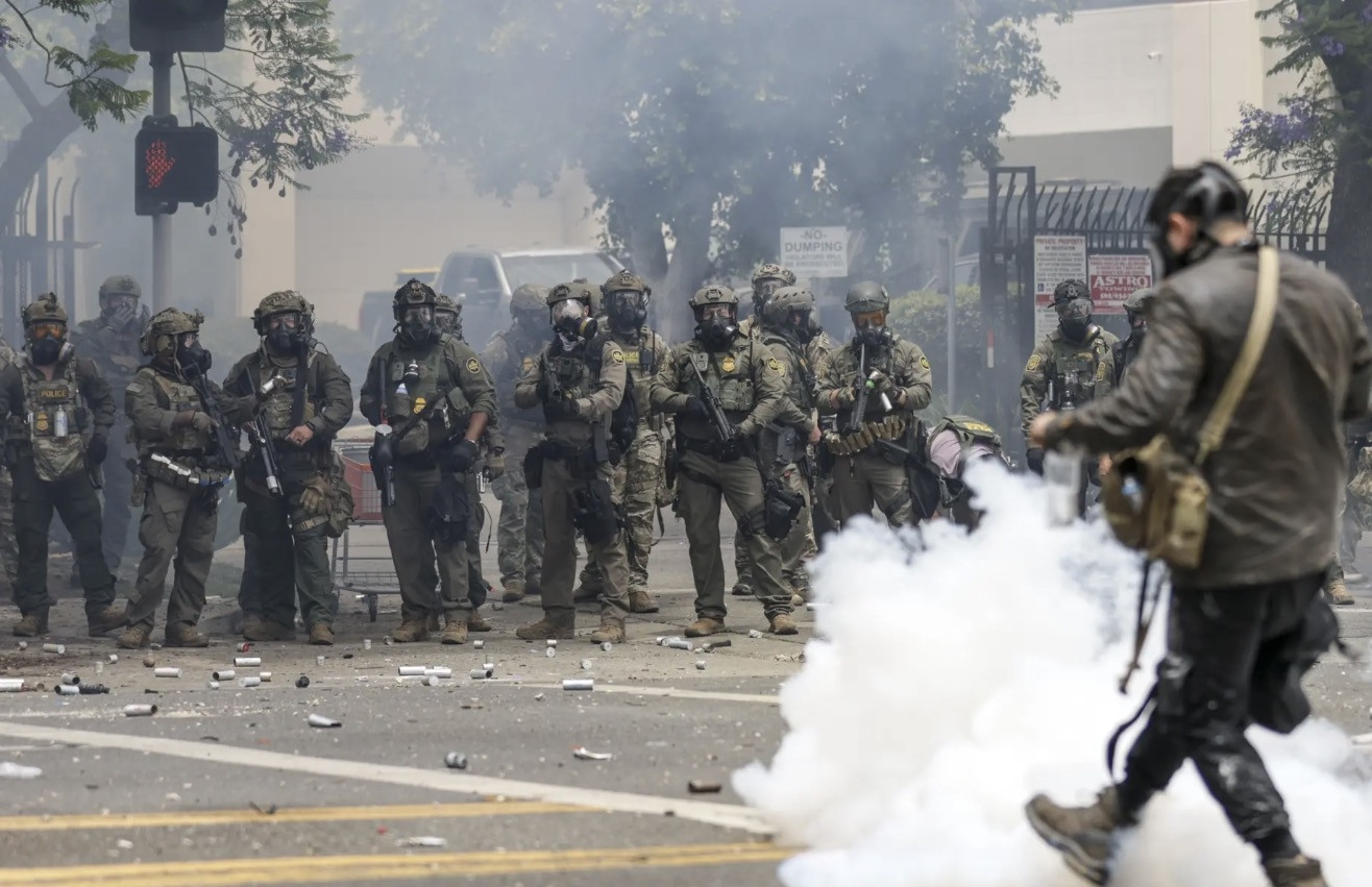 Tổng thống Mỹ Donald Trump cấm người biểu tình đeo khẩu trang