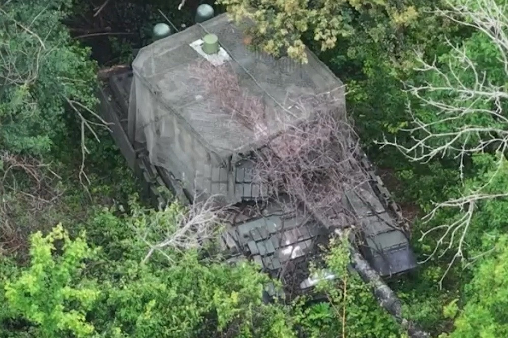 Video UAV Nga tấn công xe tăng T-72 của Ukraine ẩn nấp giữa rừng cây