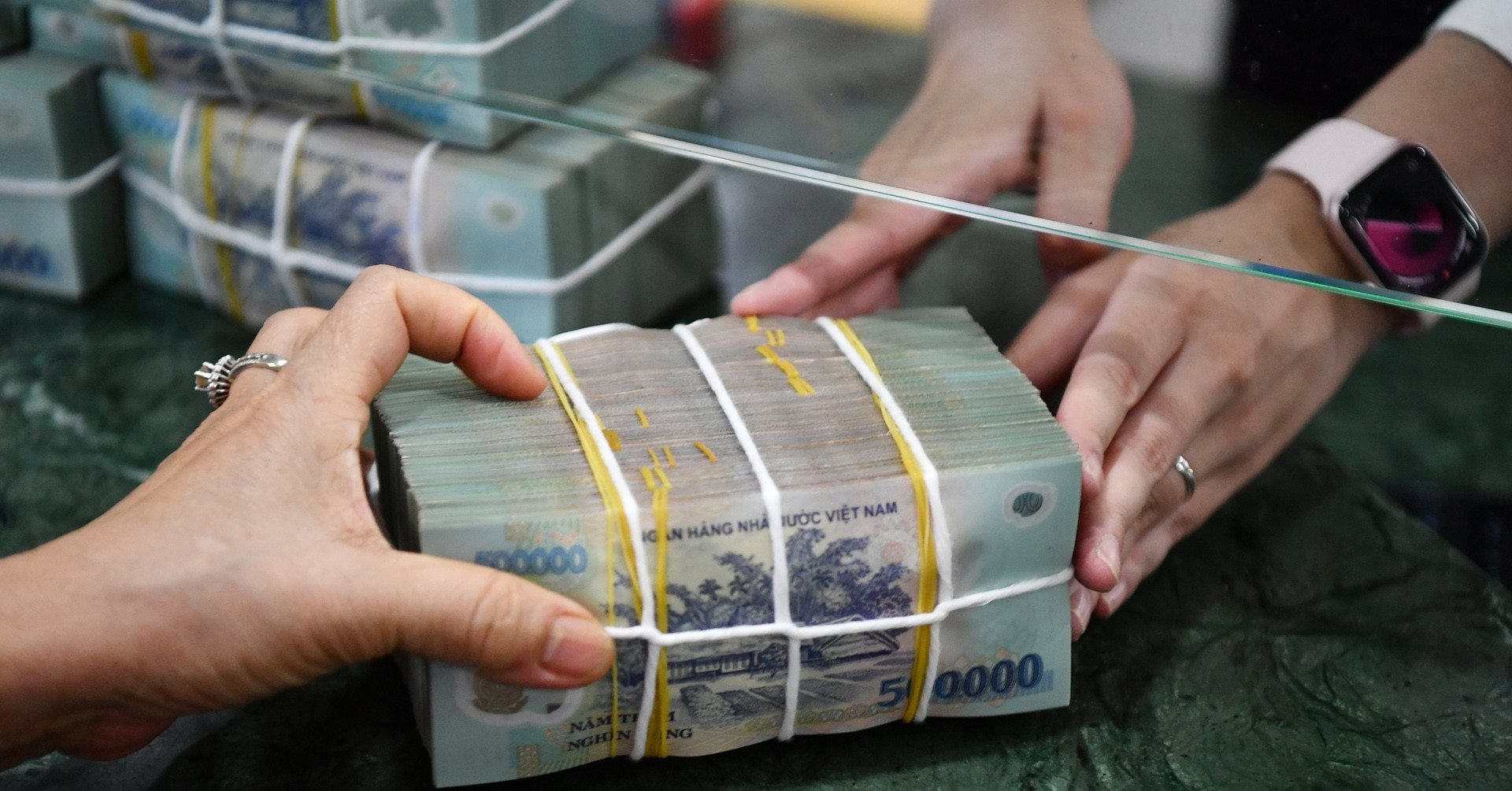 Lãi suất ngân hàng hôm nay 9/6/2025: Gửi tiền ngân hàng "ngoại" nào có lợi nhất?