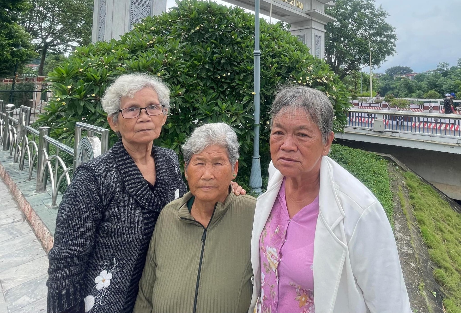 3 bà bạn thân U80 dẫn nhau du lịch khắp nơi, kể kỷ niệm 'tím tái' leo Fansipan