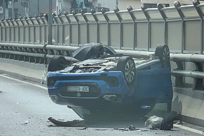 Ô tô con lật ngửa trên cao ở Hà Nội, người đi đường vội đưa tài xế thoát ra