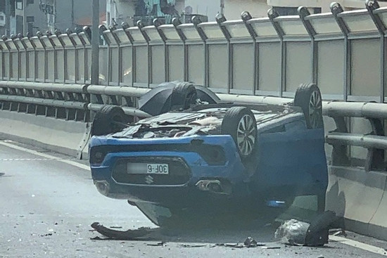 Bản tin cuối ngày 9/6: Ô tô con lật ngửa, người đi đường vội đưa tài xế thoát ra