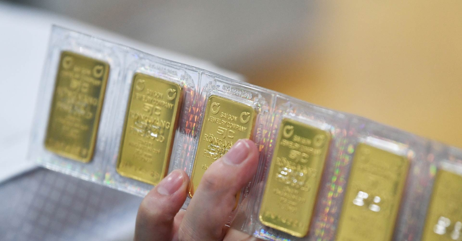 Cập nhật giá vàng sáng 9/6: Thế giới giảm, vàng miếng SJC vẫn tăng ở chiều mua