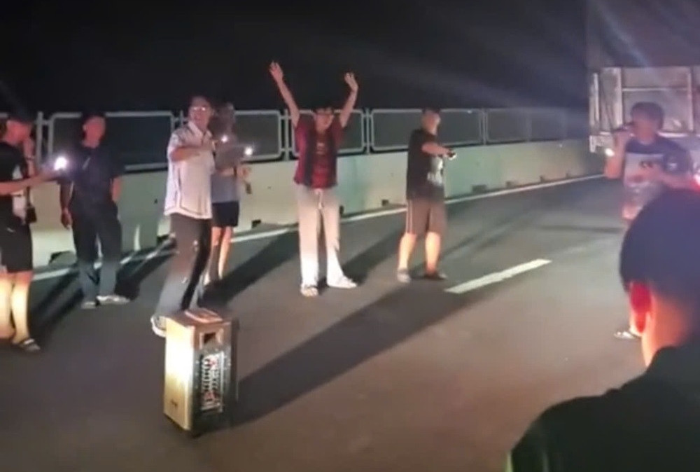 Bản tin trưa 9/6: Xe tải chắn ngang cao tốc, tài xế mang loa ra hát karaoke