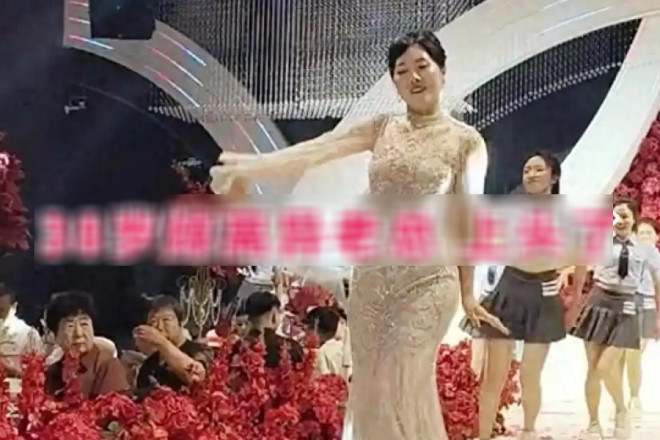 Cô dâu 38 tuổi nhảy múa, đánh trống tưng bừng trong đám cưới, khách ngán ngẩm
