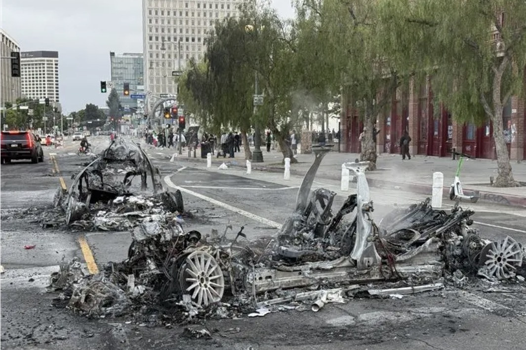 Bất ổn ở Los Angeles leo thang, 500 lính thủy đánh bộ Mỹ sẵn sàng dẹp loạn