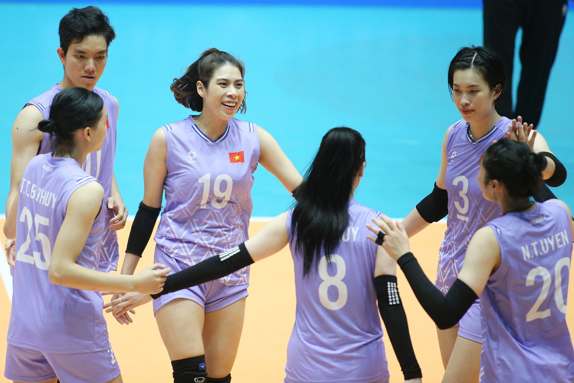 Bích Tuyền giúp tuyển bóng chuyền nữ Việt Nam đạt cột mốc lịch sử