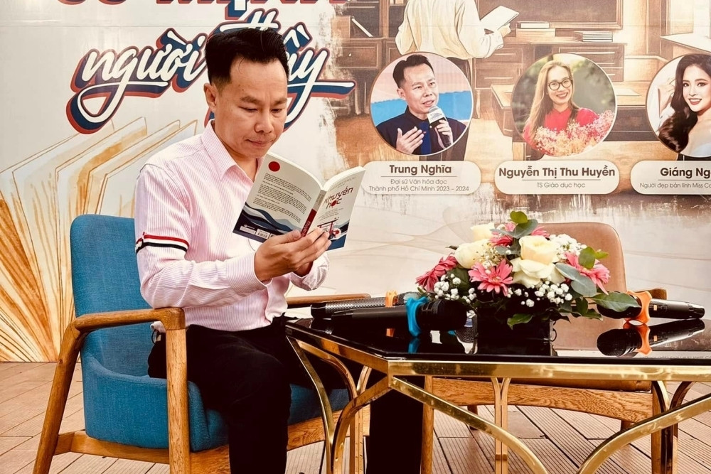 Cầm sách khó hơn cầm điện thoại lướt TikTok