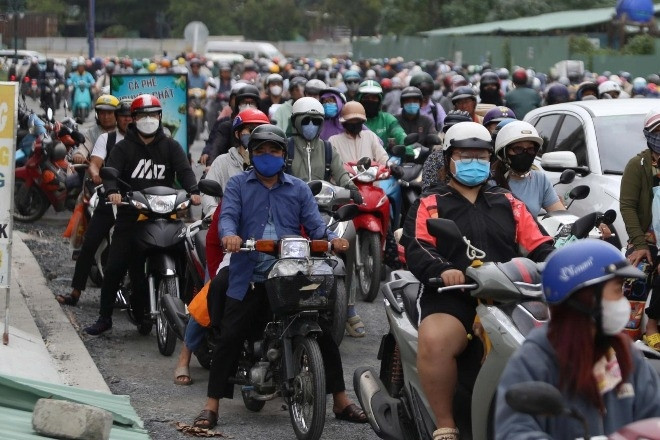 Cấm xe máy vào đường dẫn cao tốc TPHCM - Long Thành, nghìn phương tiện 'chôn chân'