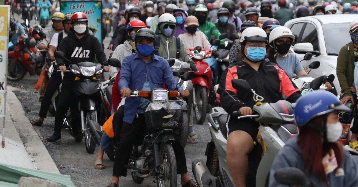 Cấm xe máy vào đường dẫn cao tốc TPHCM - Long Thành, nghìn phương tiện 'chôn chân'
