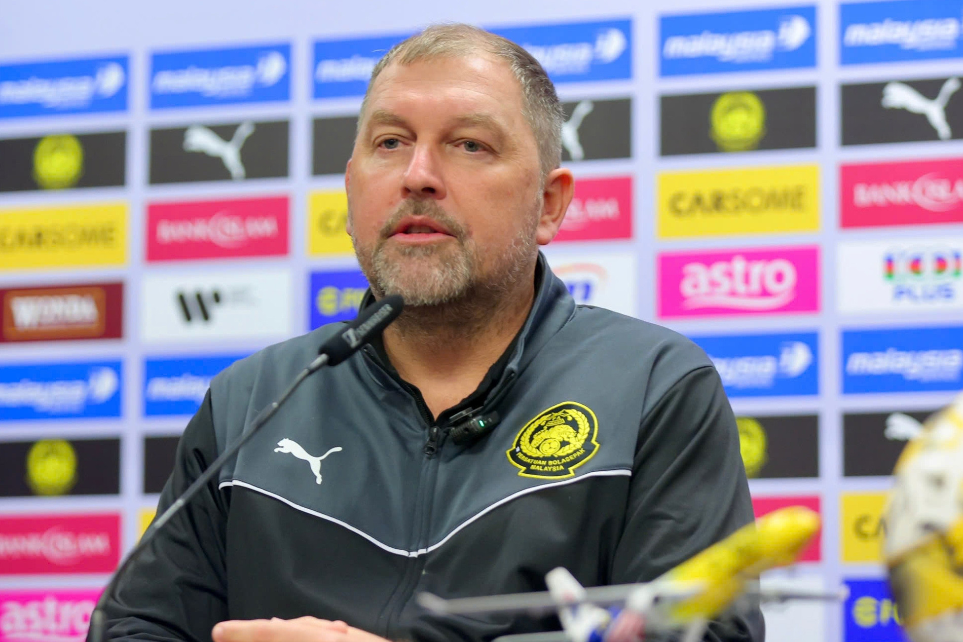 Cầu thủ nhập tịch bị chỉ trích, HLV Malaysia phản ứng gắt