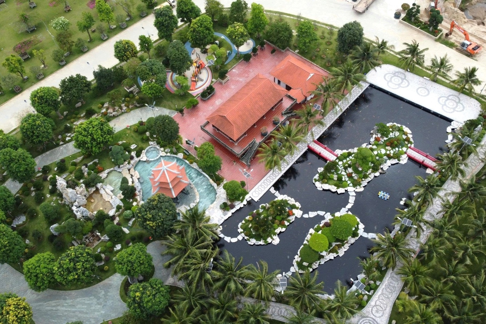 Mặc lệnh phá dỡ, biệt phủ được cho là của đại ca giang hồ vẫn sừng sững bên bờ sông Mã