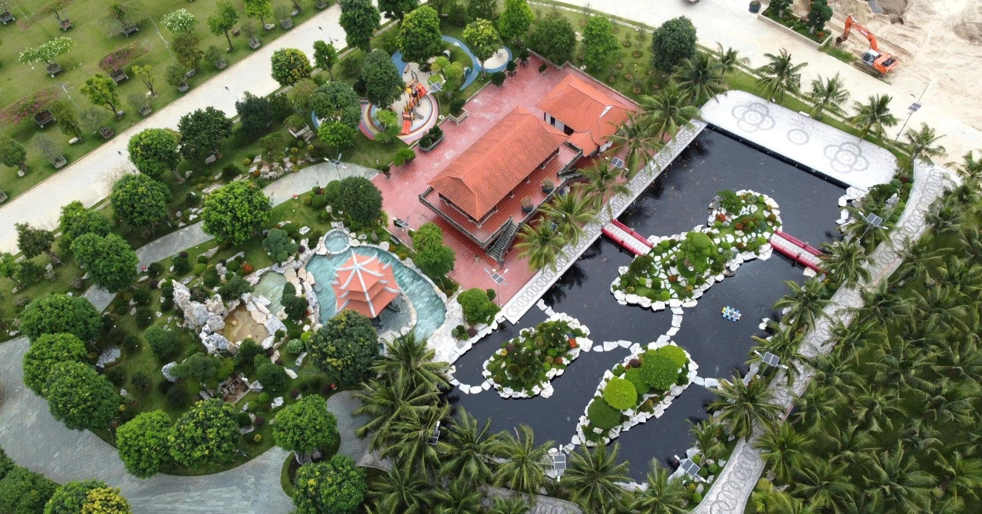 Mặc lệnh phá dỡ, biệt phủ được cho là của đại ca giang hồ vẫn sừng sững bên bờ sông Mã