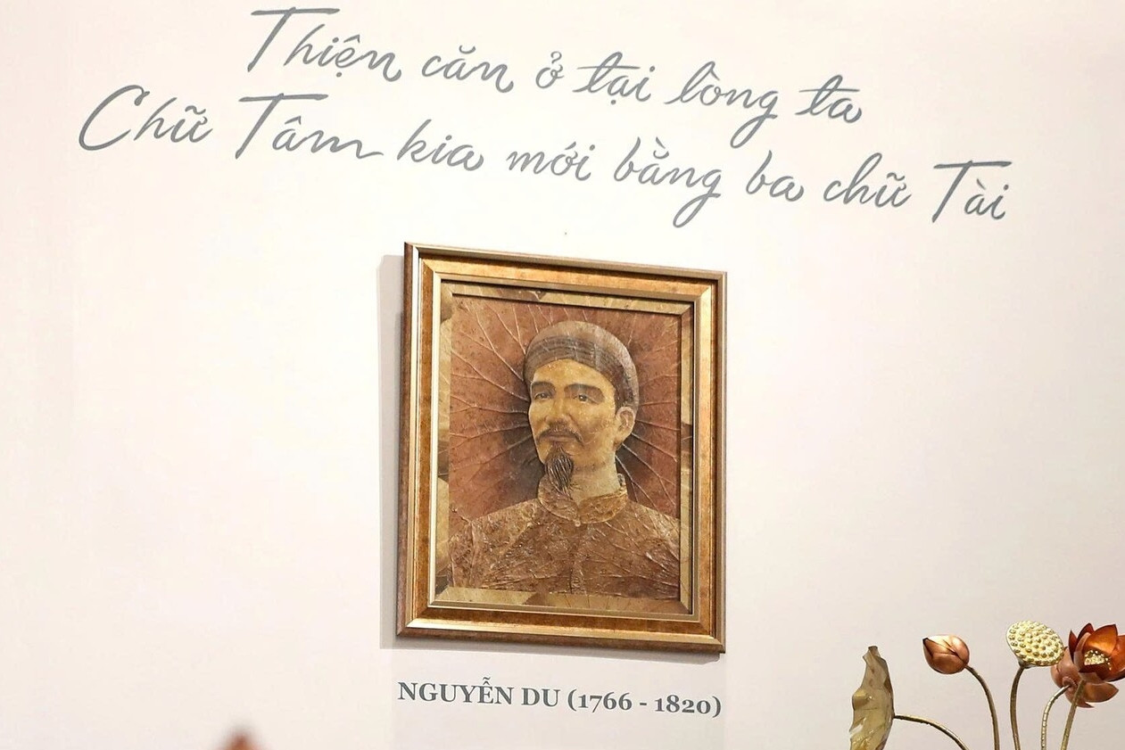 Độc đáo chân dung Đại thi hào Nguyễn Du được chế tác từ lá sen khô