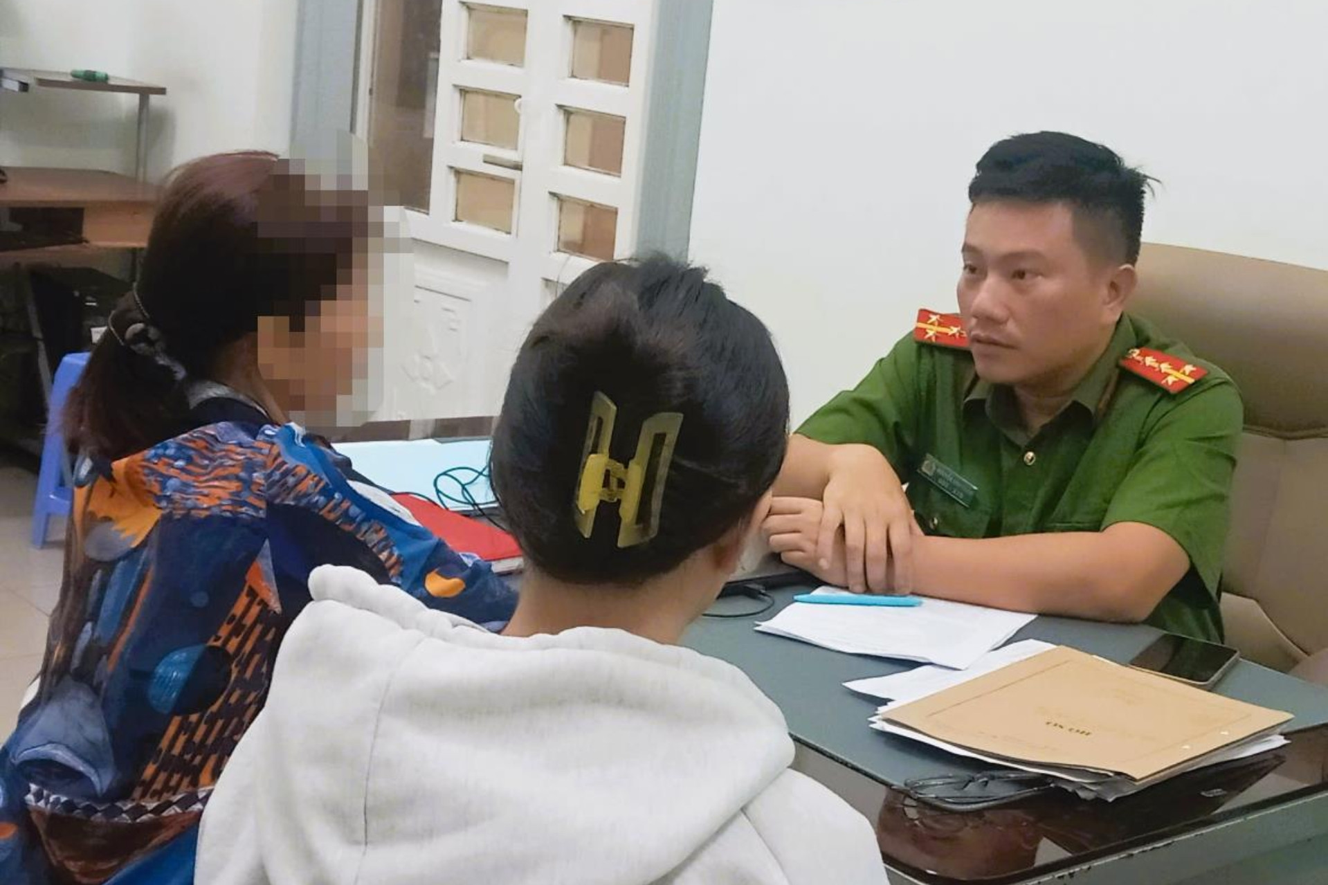Đòi cô gái chuyển cả tỷ đồng rồi bắt người mẹ nộp tiền 'chuộc con'